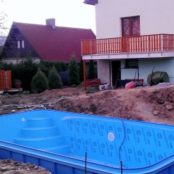 Fotogalerie - Různé -  ostatní - Plastový bazén při instalaci u domu