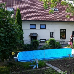 Fotogalerie - Naše bazény - Zapuštěný plastový bazén na zahradě